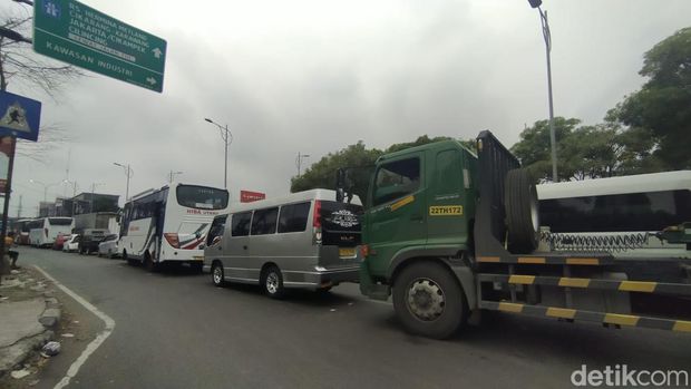 Jalan Cibitung arah Cikarang macet imbas demo buruh.