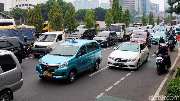 Jalan Gatot Subroto macet siang ini imbas demo di depan DPR. (Astrid Meishella/detikcom)