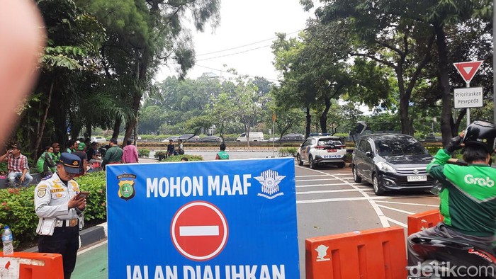 Jalan Gerbang Pemuda arah Slipi dialihkan. (Annisa Aulia Rahim/detikcom)