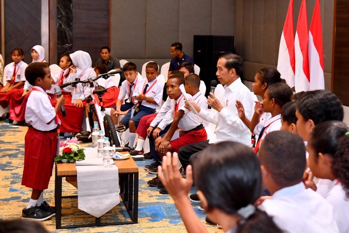 Jokowi bersama siswa di Papua