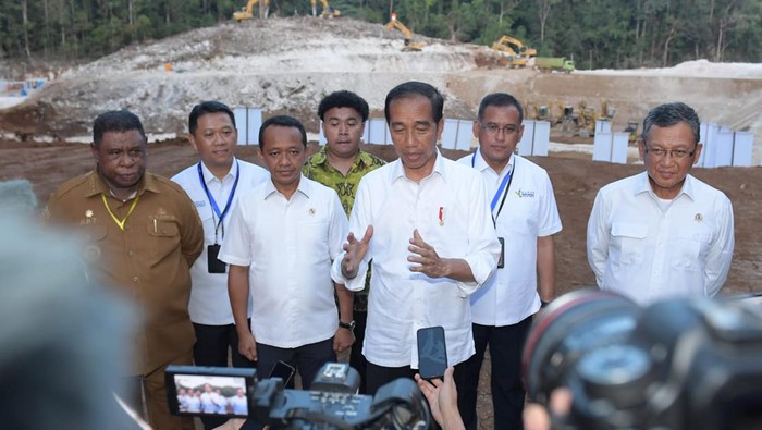 Jokowi di kawasan groundbreaking industri Pupuk di Fakfak, Papua.