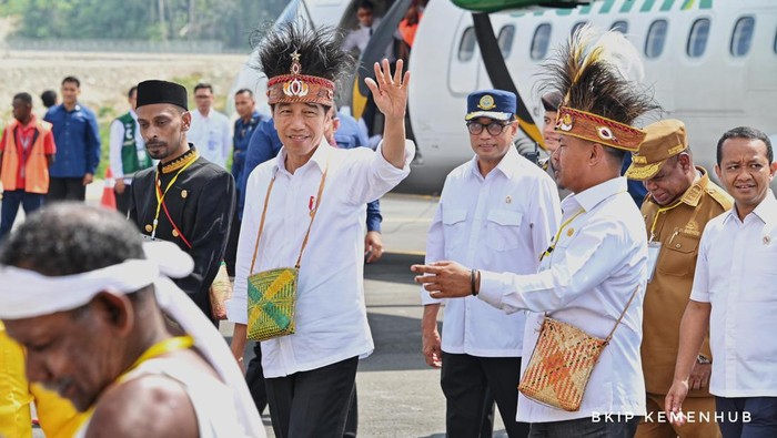 Jokowi resmikan dua bandara di Papua