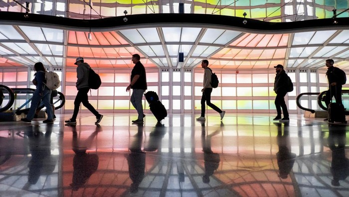 Jutaan Orang Padati Bandara di AS Saat Musim Libur Thanksgiving People walk to their flight gates ahead of the Thanksgiving holiday at O’Hare International Airport in Chicago, Illinois, U.S. November 22, 2023. REUTERS/Vincent Alban TPX IMAGES OF THE DAY