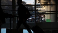 Di jalan raya, American Automobile Association memperkirakan 55,4 juta pelancong akan menempuh jarak 50 mil (80 km) atau lebih jauh dari rumah dari Rabu hingga Minggu, naik 2,3% dibandingkan tahun lalu.  