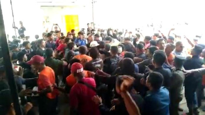 Sejumlah mahasiswa kader Himpunan Mahasiswa Islam (HMI) terlibat kericuhan dengan buruh kapal di Pelabuhan Murhum Baubau, Sulawesi Tenggara (Sultra).