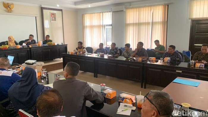 Kadisnakertrans Kabupaten Kuningan Dudi Pahrudin menunjukkan ketetapan UMK Kuningan sebesar Rp 2.074.665,60 berdasarkan hasil rapat pleno dewan pengupahan , Kamis (23/11)