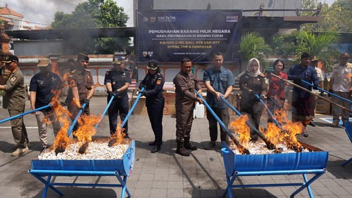 Kantor Wilayah Direktorat Jenderal Bea dan Cukai (Kanwil DJBC) Bali, NTB, NTT, dan Kantor Pengawasan dan Pelayanan Bea dan Cukai Tipe Madya Pabean (KPPBC TMP) A Denpasar memusnahkan rokok batang dan miras ilegal. (Dok. KPPBC TMP A Denpasar)