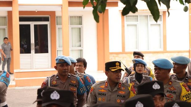 Kapolres Majalengka AKBP Indra Novianto saat mengawal aksi buruh di Majalengka