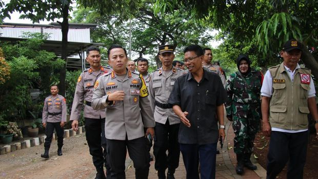 Kapolres Metro Jaksel Kombes Ade Ary Syam Indradi meminta jajarannya meningkatkan patroli door to door menjelang Pemilu 2024.