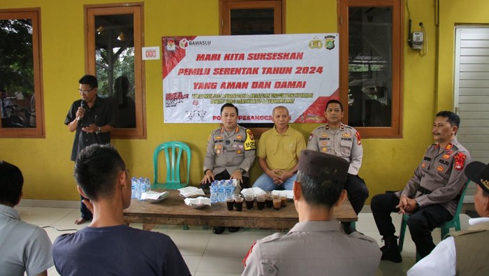 Kapolres Metro Jaksel Kombes Ade Ary Syam Indradi meminta jajarannya meningkatkan patroli door to door menjelang Pemilu 2024.