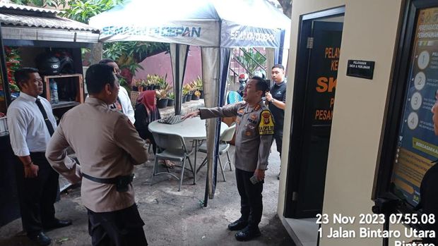 Kapolres Metro Jaksel Kombes Ade Ary Syam Indradi meminta jajarannya meningkatkan patroli door to door menjelang Pemilu 2024.