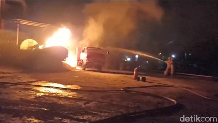 kebakaran mobil pengangkut aspal