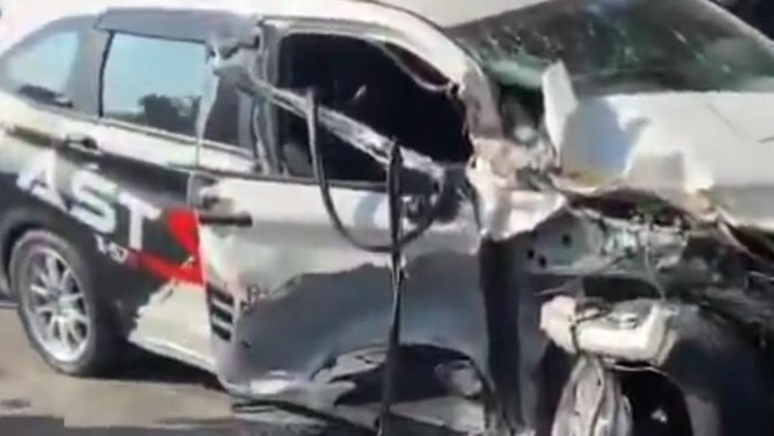 Kecelakaan mobil tabrak truk di Gowa, Sulsel.