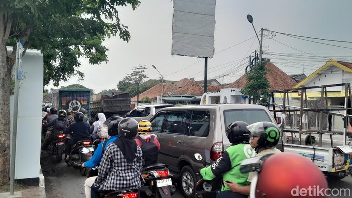 Kemacetan lalu lintas di sekitar Viaduk Gilingan, Solo, Kamis (23/11/2023) sore.