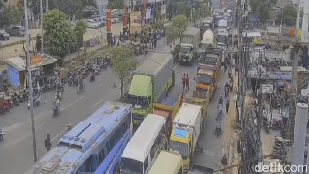 Kemacetan parah terjadi di Exit Tol Cibitung, Kabupaten Bekasi imbas demo buruh di kawasan industri, Kamis (23/11/2023) pukul 11.30 WIB.