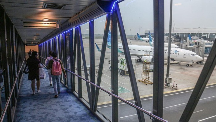 Penumpang melintasi garbarata saat menaiki pesawat di Bandara Soekarno Hatta , Tangerang, Banten, Kamis  (23/11/2023). PT Aviasi Pariwisata Indonesia (Persero) mencatat jumlah penumpang pesawat naik secara signifikan sepanjang Januari-September 2023 dengan total penumpang sebanyak 110,57 juta orang yaitu tumbuh 36,55 persen dibandingkan tahun sebelumnya. ANTARA FOTO/Yulius Satria Wijaya/nym.