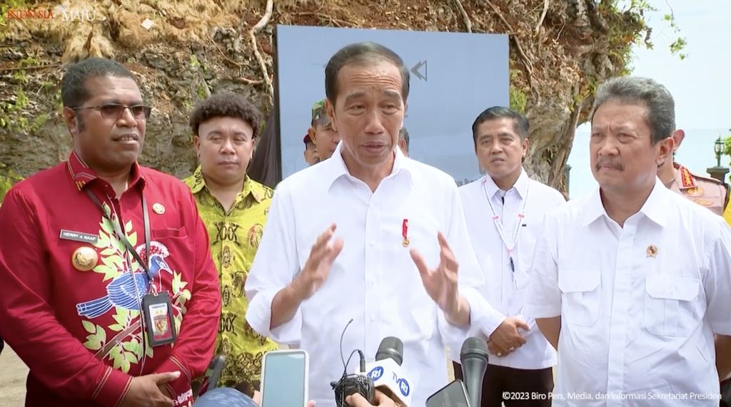 Keterangan Pers Presiden Jokowi Usai Resmikan Kampung Nelayan Modern, Biak Numfor, Kamis (22/11). (Tangkapan Layar Youtube)
