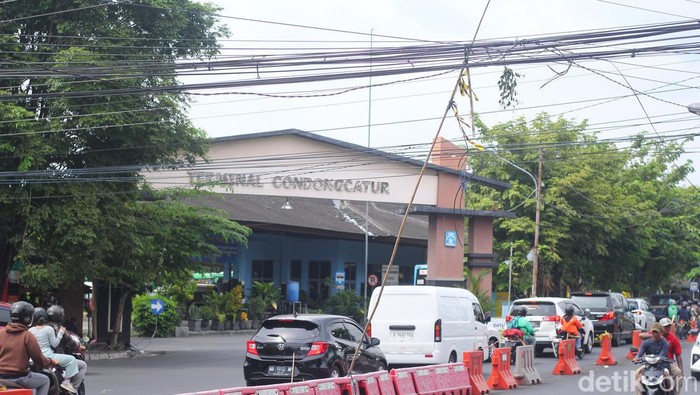 Kondisi kabel semrawut di sekitaran Terminal Condongcatur, Depok, Sleman, Kamis (23/11/2023).