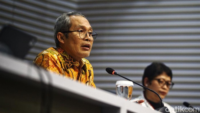 Wakil Ketua KPK Alexander Marwata memberikan keterangan pers di Gedung KPK, Jakarta, Kamis (23/11/2023) terkait penetapan status tersangka kepada Ketua KPK Firli Bahuri. KPK menyatakan Firli Bahuri masih aktif sebagai Ketua KPK dan menjalanlan kegiatan seperti biasa. Selain itu, KPK tidak merasa malu dan tidak perlu meminta maaf kepada masyarakat karena berpegang pada asas praduga tak bersalah.