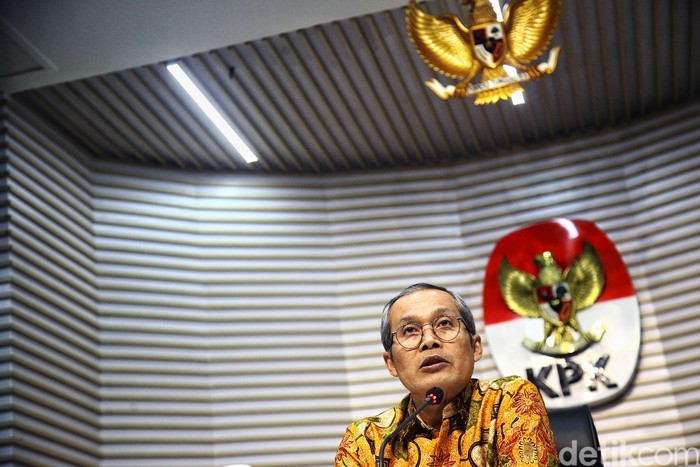 Wakil Ketua KPK Alexander Marwata memberikan keterangan pers di Gedung KPK, Jakarta, Kamis (23/11/2023) terkait penetapan status tersangka kepada Ketua KPK Firli Bahuri. KPK menyatakan Firli Bahuri masih aktif sebagai Ketua KPK dan menjalanlan kegiatan seperti biasa. Selain itu, KPK tidak merasa malu dan tidak perlu meminta maaf kepada masyarakat karena berpegang pada asas praduga tak bersalah.
