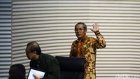 Seperti diketahui, Polda Metro Jaya menjelaskan perkembangan terkini kasus dugaan pemerasan pimpinan KPK kepada mantan Menteri Pertanian Syahrul Yasin Limpo. Polisi resmi menetapkan Ketua KPK Firli Bahuri sebagai tersangka kasus tersebut.   