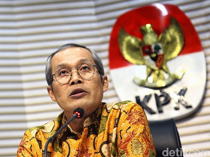 KPK menyampaikan pernyataan resmi terkait penetapan Ketua KPK Firli Bahuri sebagai tersangka dugaan pemerasan terhadap mantan Mentan Syahrul Yasin Limpo, Kamis (23/11/2023). Pernyataan disampaikan oleh Wakil Ketua KPK Alexander Marwata.
