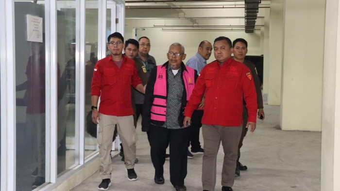 Mantan Direktur PT Sulawesi Barat Malaqbi (SBM) berinisial AR ditetapkan tersangka dugaan korupsi dana penyertaan modal dengan kerugian negara Rp 867 juta.