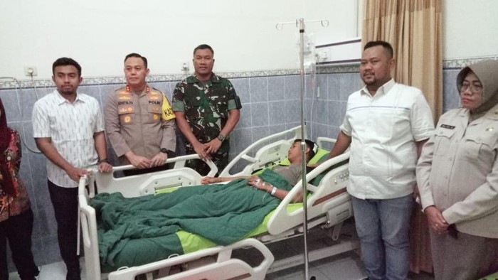 Manajemen Gresik United dan Forkopimda jenguk anggota polisi usai kericuhan sepakbola