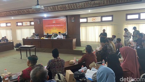 Masyarakat Dusun Pengkukan, Desa Celukan Bawang temui DPD RI terkait penolakan pembangunan PLTU dan Sutet PLN di kantor DPD RI, Kamis (23/11/2023). (Rizki Setyo Samudero)