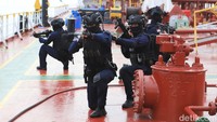 Tidak butuh waktu lama, TNI AL dengan taktis melakukan penanggulangan dan serangan dari udara dan laut termasuk penyusupan dari bawah air serta melalui aksi terjun payung untuk mengepung dan mengatasi situasi di MT Sanga-Sanga. Pasukan Denjaka menyerang dari bawah air menggunakan Sea Rider untuk menyerang pembajak di kapal tanker. 
