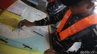 ABK KRI Semarang-594 melakukan penghitungan kordinat saat simulasi penanganan anti teror dan tumpahan minyak di Sepinggan Field Zona 10, Balikpapan.  