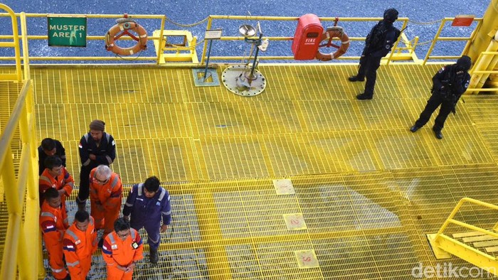 Melihat Simulasi Pengamanan Darurat Obvitnas Pertamina Pertamina menggandeng TNI AL dalam pengamanan infrastruktur energinya. Infrastruktur energi merupakan objek vital nasional yang harus mendapat pengamanan ketat, Kamis (23/11/2023).