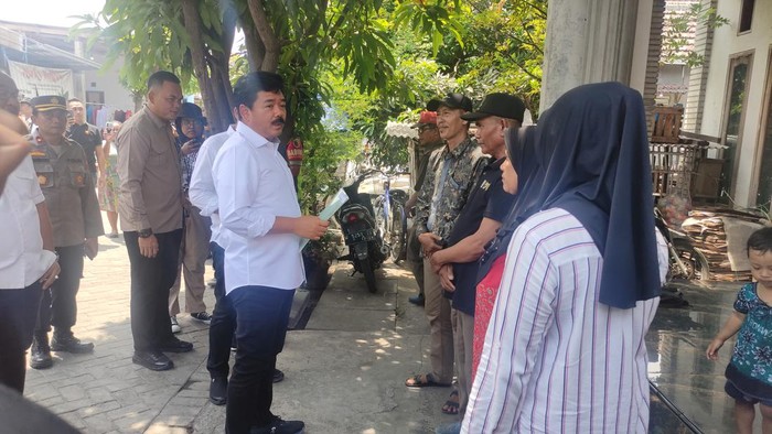 Menteri ATR/BPN Hadi Tjahjanto menyerahkan sertifikat tanah gratis ke warga korban lumpur Sidoarjo.