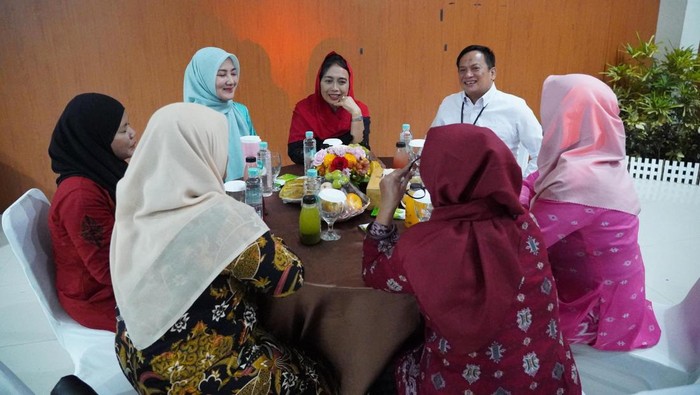 Menteri Pemberdayaan Perempuan dan Perlindungan Anak (PPPA) RI I Gusti Ayu Bintang Darmawati menemui 4 nasabah PNM Mekaar