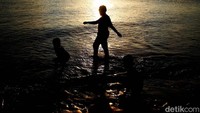 Pantainya yang berpasir putih dengan air laut tenang akan menarik wisatawan untuk berenang atau hanya sekedar bersantai menikmati matahari tropis.  