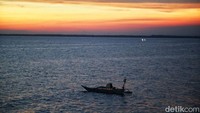 Bulukumba berada di ujung selatan semenanjung Pulau Sulawesi yang yang memiliki kekayaan wisata alam tepi pantai hingga pegunungan.  