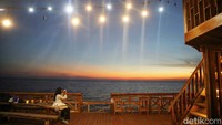 Menikmati pantai berpasir putih, atau menjelajahi keindahan bawah lautnya adalah pengalaman luar bisa dapat Anda peroleh selama di Tana Beru ini.  