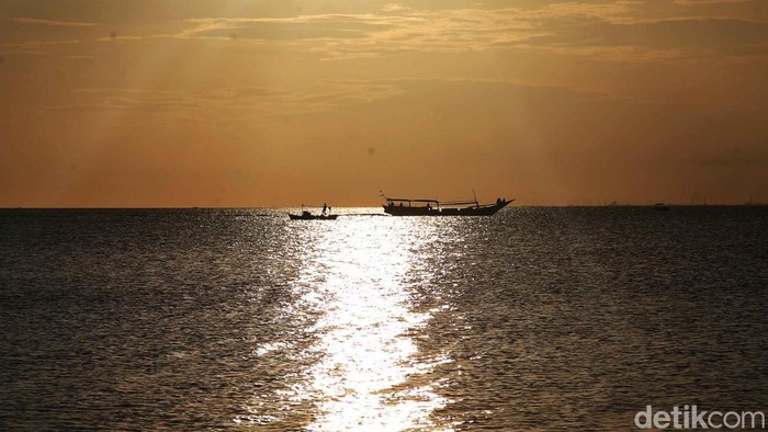 Menunggu Sore Menuju Senja di Pantai Tanah Beru Pantai Tanah Beru, Bulukumba, Sulawesi Selatan, punya pemandangan yang indah. Apalagi jika kita bersantai di bibir pantai sambil menunggu matahari tenggelam.