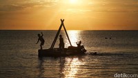 Pantai Tanah Beru, Bulukumba, Sulawesi Selatan, punya pemandangan yang indah. Apalagi jika kita bersantai di bibir pantai sambil menunggu matahari tenggelam. Pradita Utama/detikcom.