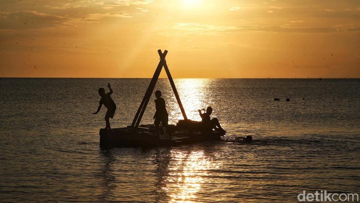 Menunggu Sore Menuju Senja di Pantai Tanah Beru Pantai Tanah Beru, Bulukumba, Sulawesi Selatan, punya pemandangan yang indah. Apalagi jika kita bersantai di bibir pantai sambil menunggu matahari tenggelam.