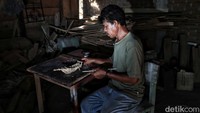Rajanuddin menyelesaikan pembuatan miniatur kapal pinisi di Tanah Beru, Bulukumba, Sulawesi Selatan.  
