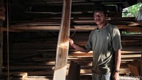 Rajanuddin membuat miniatur kapal pinisi dengan menggunakan kayu jati lokal.  