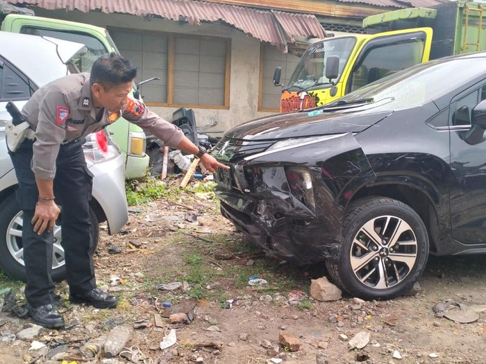 Mobil Xpander yang menabrak minimarket di Grogol, Sukoharjo, Kamis (23/11/2023).