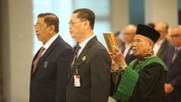 Pengambilan sumpah janji saat pelantikan Prof. Dr. Budi Harjo, M.Si dilakukan oleh Ketua Pengurus Yayasan Universitas Prof. Dr. Moestopo (Yayasan UPDM) Dr. RM. H. Hermanto, JM, SKG, drg, MM di Gedung Pertemuan Soeseko Kampus FKG Moestopo lantai 6 Jalan Bintaro Permai Nomor III, Pesanggrahan, Jakarta Selatan, Kamis (23/11/2023).
