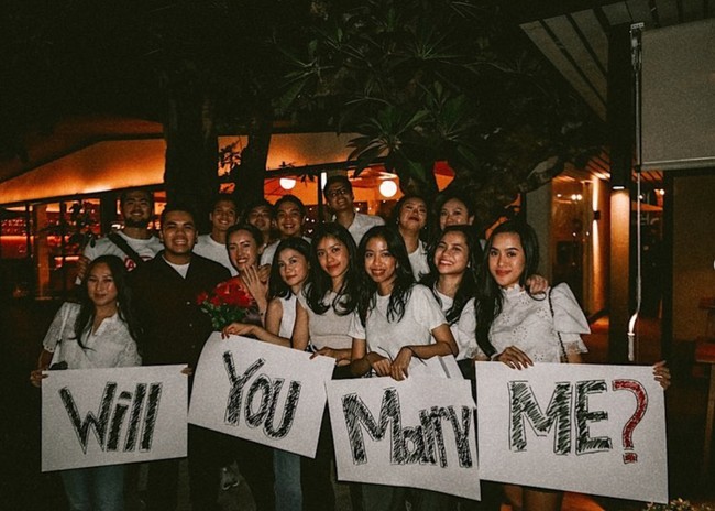 Berlangsung di sebuah restoran, terlihat para sahabat yang hadir kompak mengenakan busana berwarna putih. Mereka juga bersama-sama memegang tulisan ‘Will You Marry Me?’. Foto: Instagram/@nabilasudiro