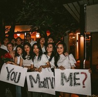 Berlangsung di sebuah restoran, terlihat para sahabat yang hadir kompak mengenakan busana berwarna putih. Mereka juga bersama-sama memegang tulisan ‘Will You Marry Me?’. Foto: Instagram/@nabilasudiro