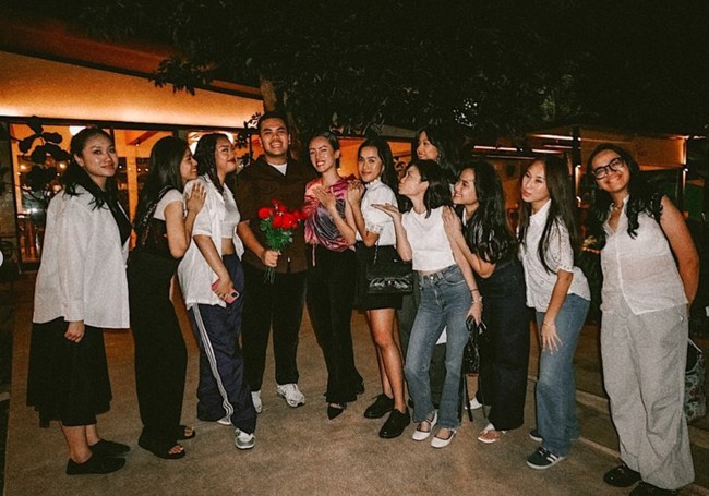 Ekspresi bahagia terlihat jelas di wajah Nabila dan kekasihnya itu. Di keterangan unggahannya juga tertulis jika dirinya begitu terkejut mendapat kejutan lamaran yang tak pernah dibayangkannya sebelumnya. Foto: Instagram/@nabilasudiro