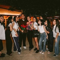 Ekspresi bahagia terlihat jelas di wajah Nabila dan kekasihnya itu. Di keterangan unggahannya juga tertulis jika dirinya begitu terkejut mendapat kejutan lamaran yang tak pernah dibayangkannya sebelumnya. Foto: Instagram/@nabilasudiro