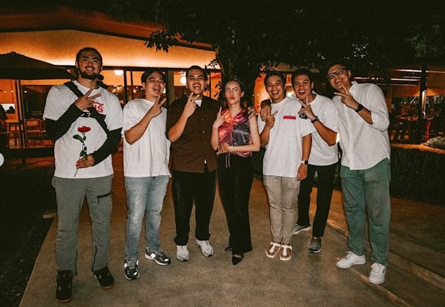 Nabila kini tampak antusias untuk melangkah ke jenjang yang lebih serius lagi, yaitu pernikahan. Setelah dilamar Nabila pun langsung mengabari ayahnya, Tora Sudiro dengan melakukan video call sambil menangis haru dan menunjukkan cincin yang tersemat di jari manisnya. Foto: Instagram/@nabilasudiro