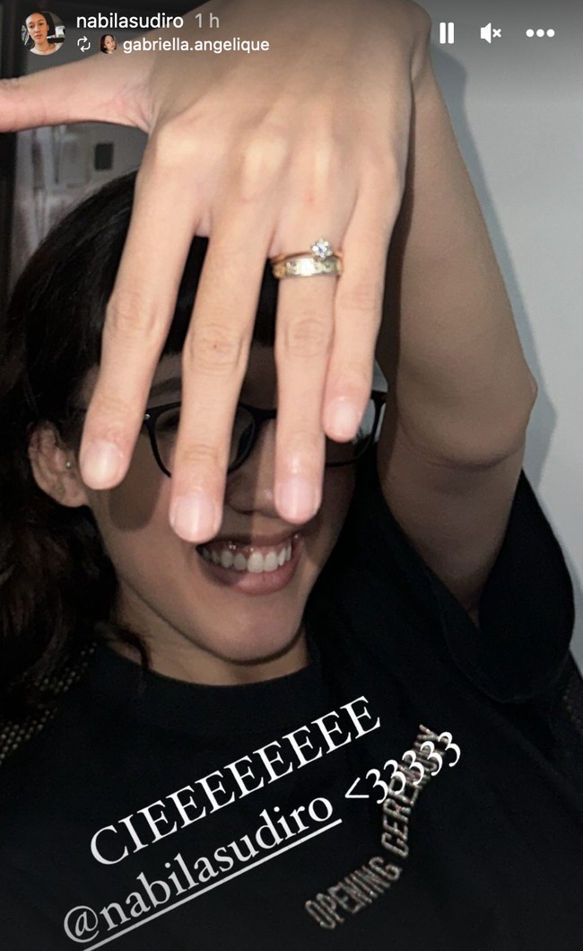 Dalam salah satu Instagram Story miliknya terlihat Nabila yang memamerkan cincin tunangan pemberian sang kekasih. Ia tampak tersenyum lebar sambil menutupi sebagian wajahnya. Foto: Instagram/@nabilasudiro